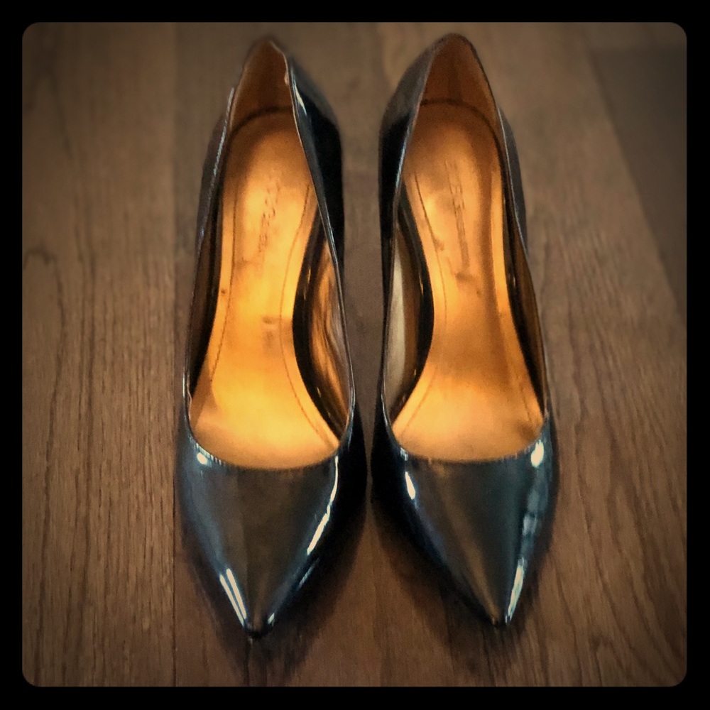 ❤️ BCBG Pointy Toe Black Patent Leather Pumps Sz 8